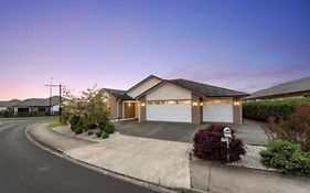 99E 5-Bedrooms Luxury House